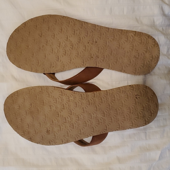 Ugg Leather Flip Flops - Picture 2 of 8